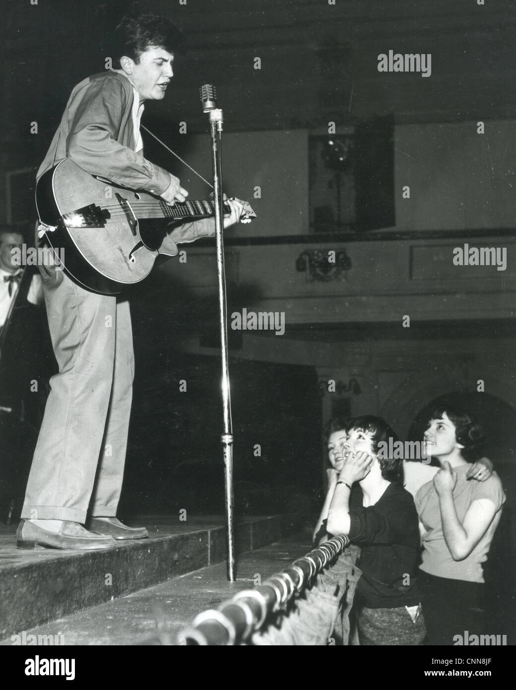 TERRY DENE cantante pop británico en el Civic Hall, Croydon, en 1958 durante los ensayos Foto de stock