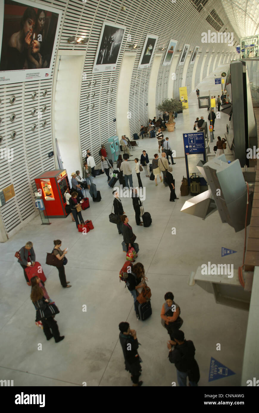 AVIGNON - Oct 3 - pasajeros esperan la llegada del tren de alta velocidad TGV railway station el 3 de octubre de 2011, en Avignon, Franc Foto de stock