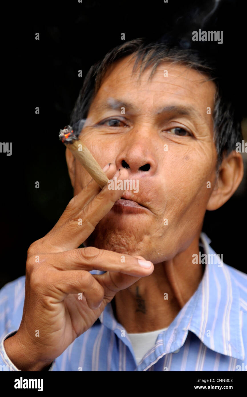 Hombre chino tailandés fumar , la vida cotidiana , comunidad china, Chinatown, Bangkok, Tailandia Foto de stock