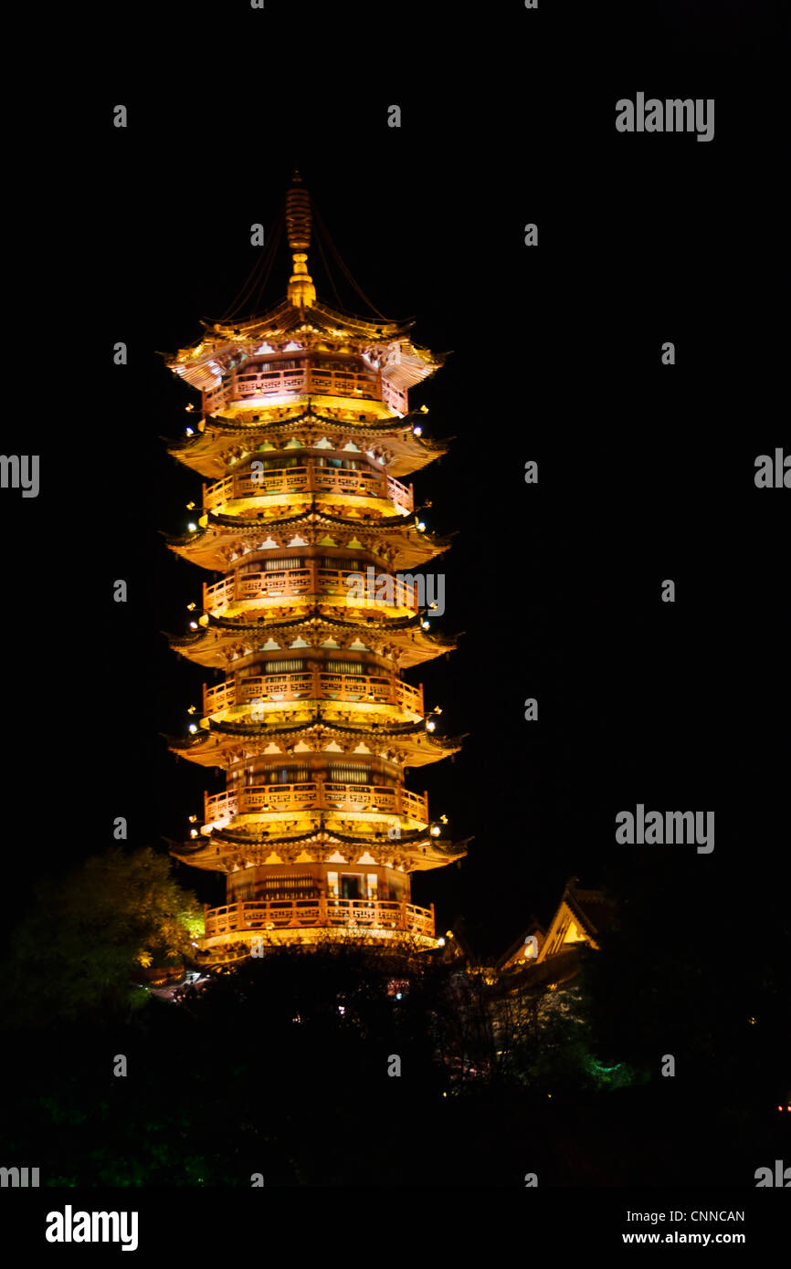 Vista nocturna de la Pagoda Mulong, Guilin, Guangxi, China Foto de stock