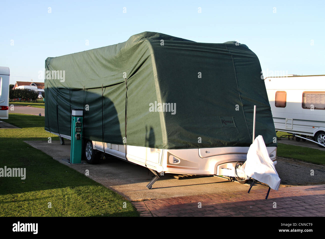 Caravana itinerante con cubierta protectora de invierno Fotografía de stock  - Alamy