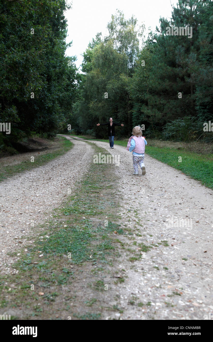 Bebe Nina Corriendo A La Madre En El Pais Por Carretera Farnham Inglaterra Fotografia De Stock Alamy Bebe Nina Corriendo A La Madre En El Pais Por Carretera Farnham Inglaterra Fotografia De Stock Alamy
