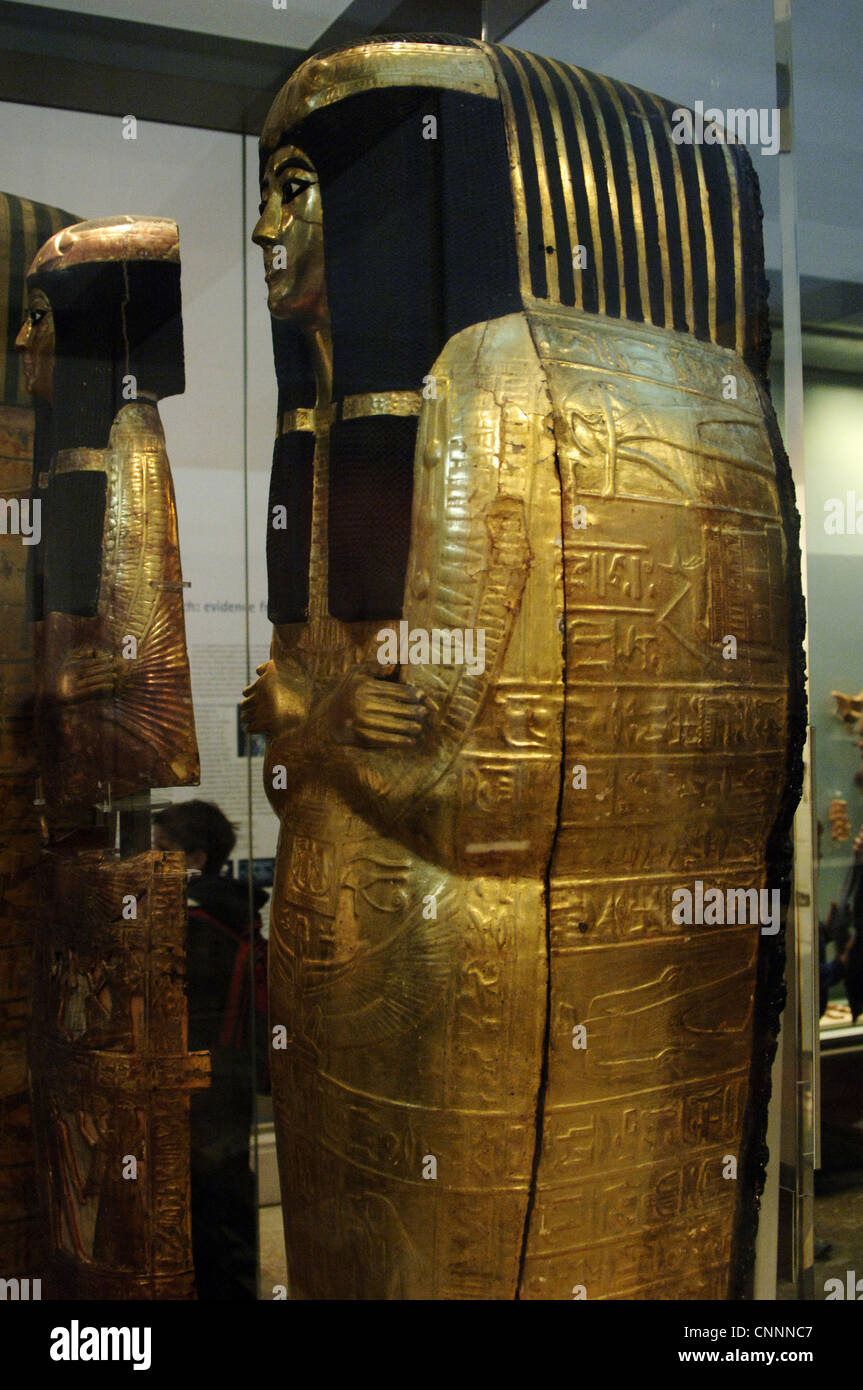 Ataúd de madera interior Henutmehyt, cubierto con hojas de oro. Desde la tumba de Henutmehyt. Tebas. Xix dinastía. Foto de stock