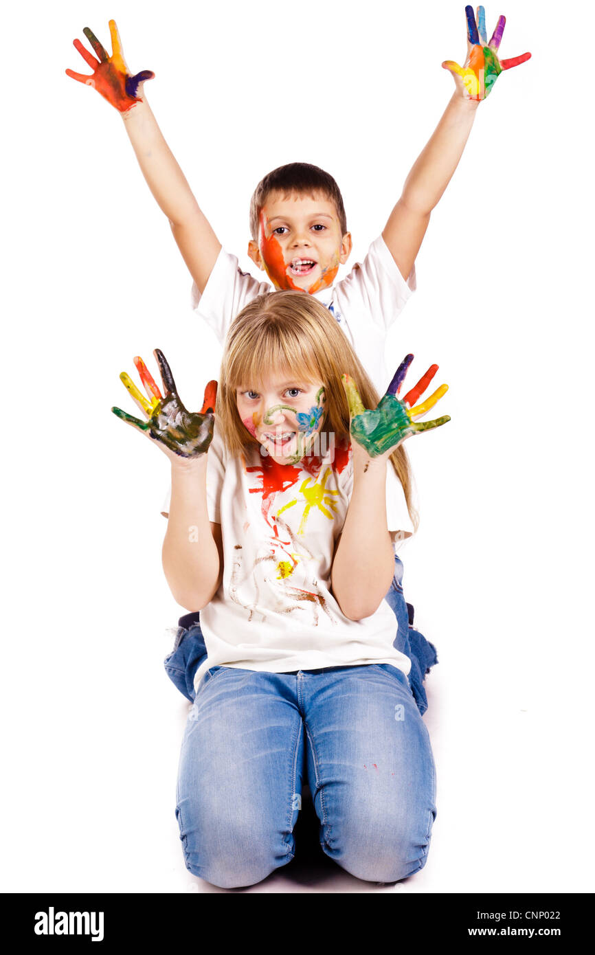 Niños felices, con las manos pintadas en coloridas pinturas sobre fondo  blanco Fotografía de stock - Alamy