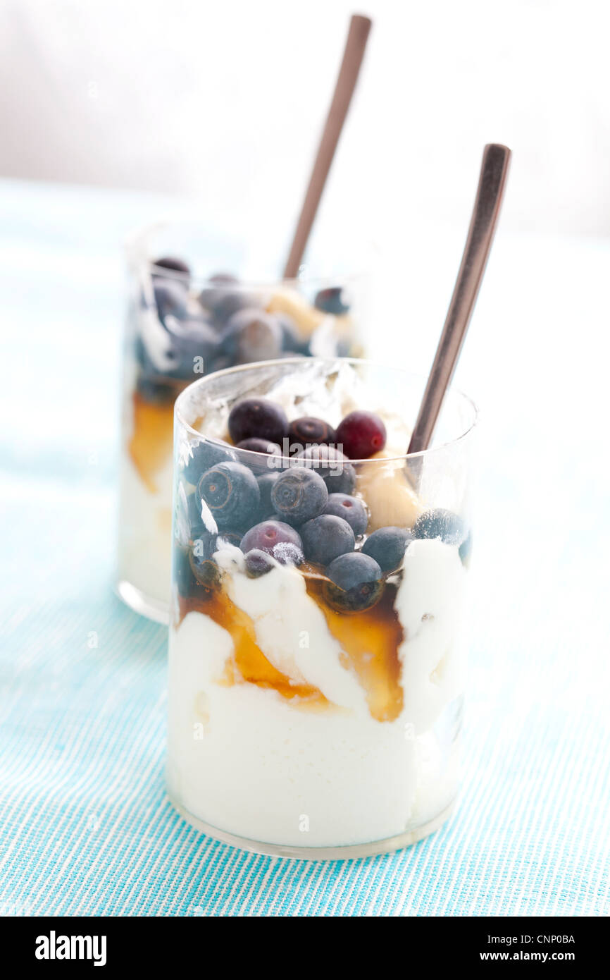 Close-up de yogur griego con miel y arándanos Foto de stock
