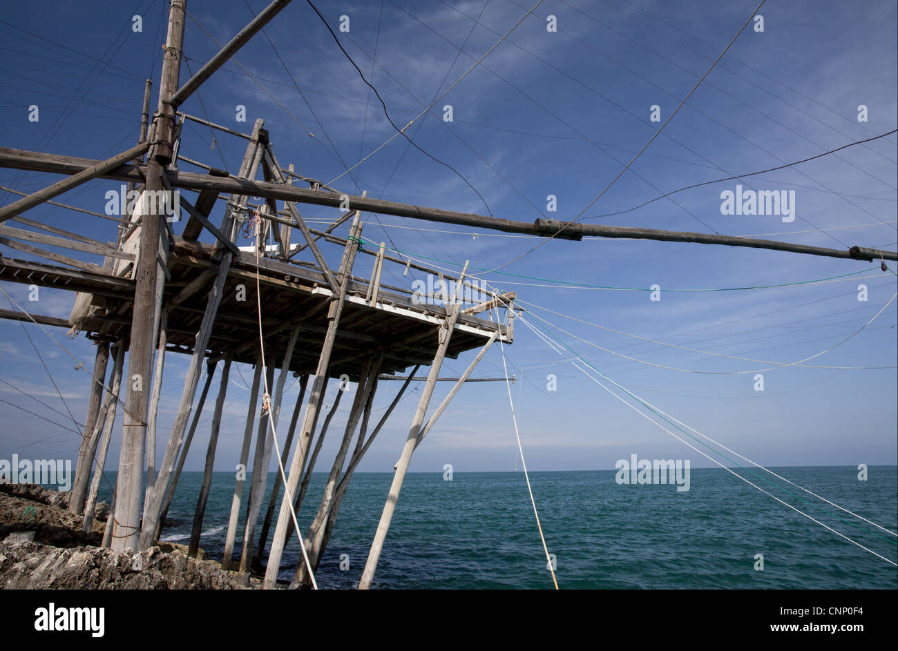 Trabucco de pesca, plataforma de diseño antiguo, posiblemente Phoenicean, Vieste, cerca de la península de Gargano, Puglia, Italia, abril Foto de stock