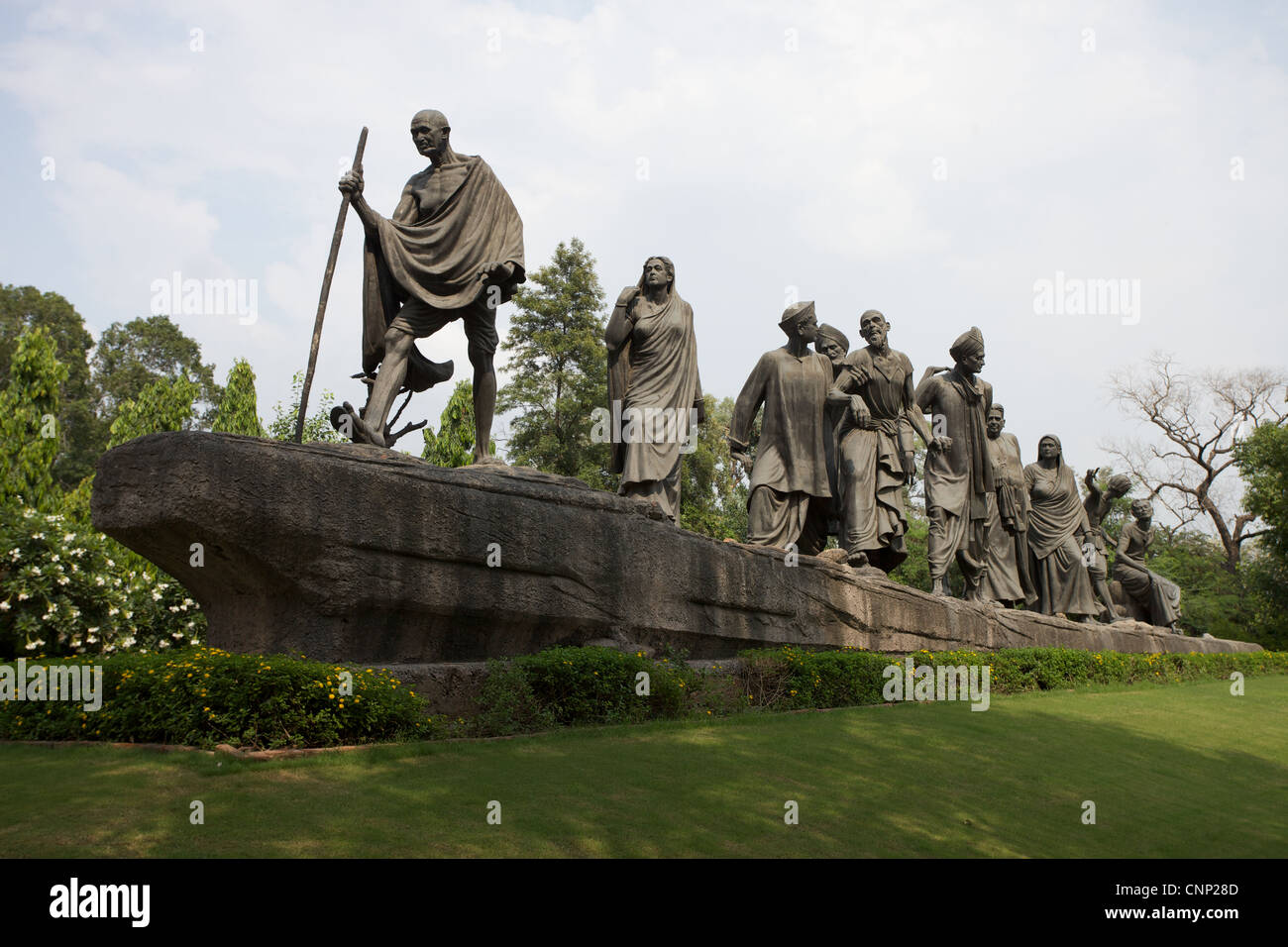 Estatuas que representan a Gandhi a la cabeza de la Marcha de la Sal. Delhi, India. Foto de stock