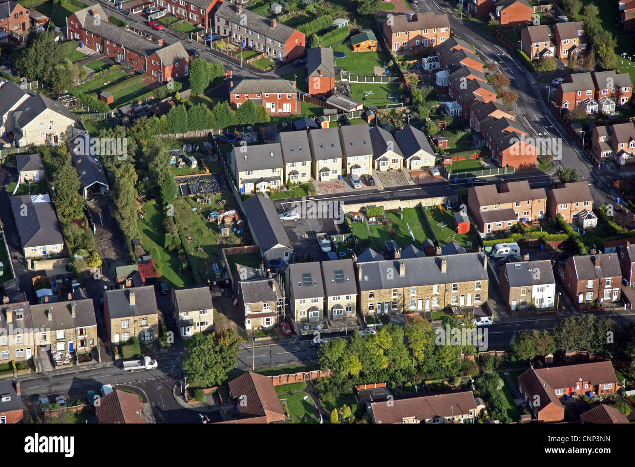 Vista aérea de asequibles viviendas construidas sobre un sitio de brown field entre casas antiguas existentes Foto de stock