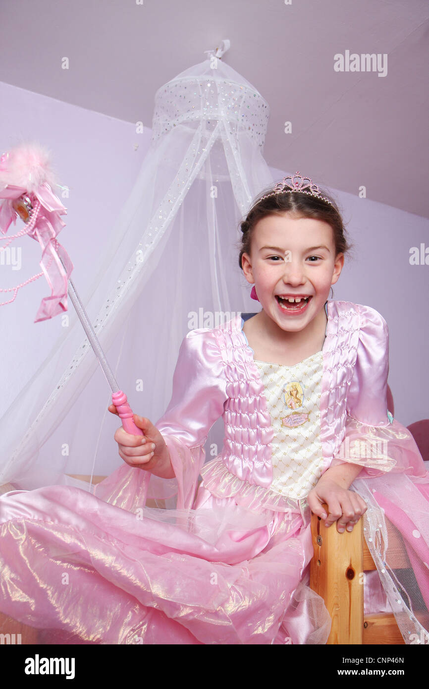 Una chica vestida como una princesa una ni a jugando en su