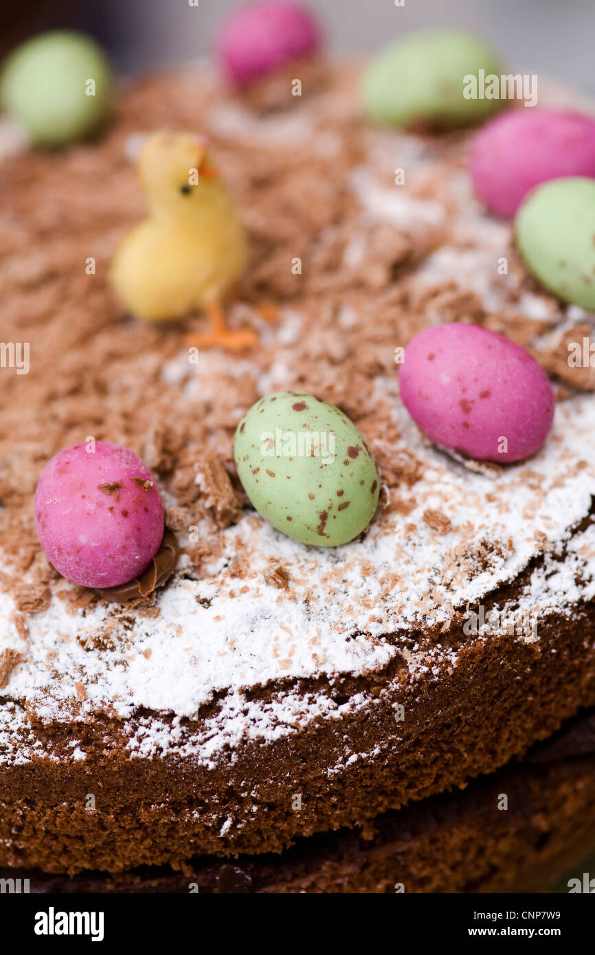 Una tarta de chocolate decorada con mini huevos de Pascua. Foto de stock