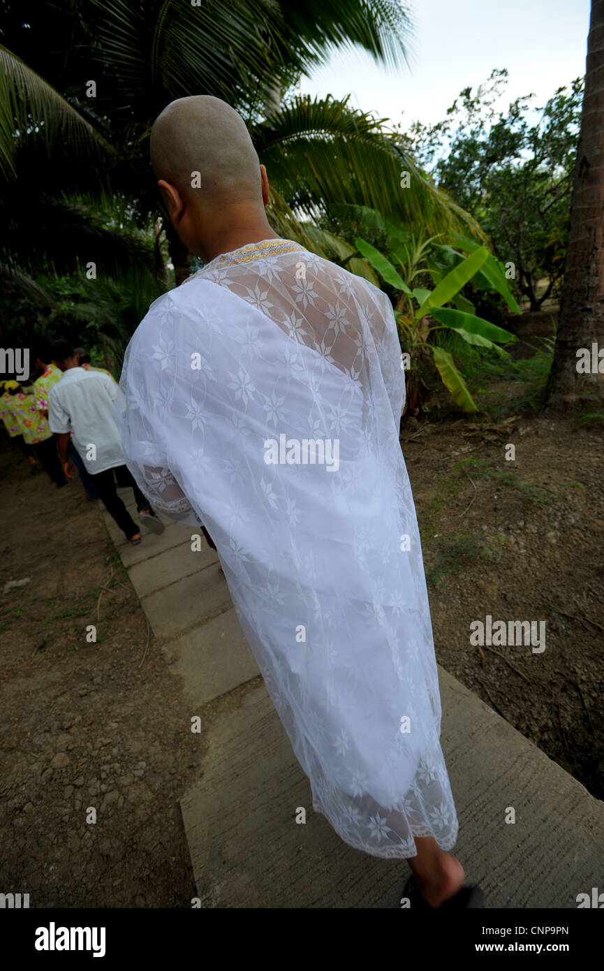 Para ser monje en el tradicional vestido blanco, monje ceremonia de  ordenación ,wat pong pang ,religión budista , Samut Sakhon , Tailandia  Fotografía de stock - Alamy