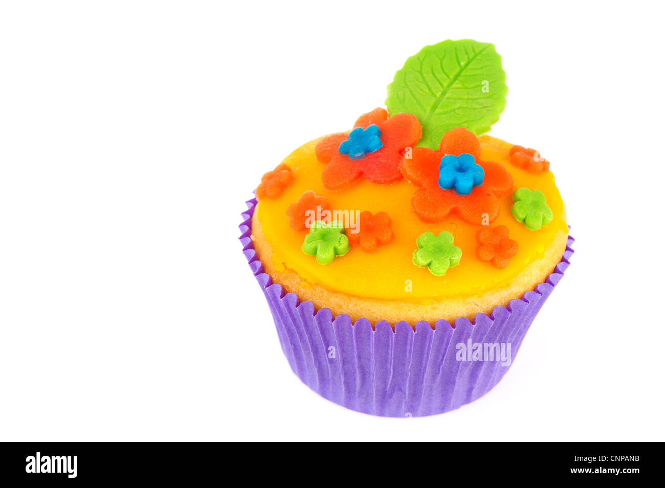 Colorido cupcake con flores y salir Foto de stock