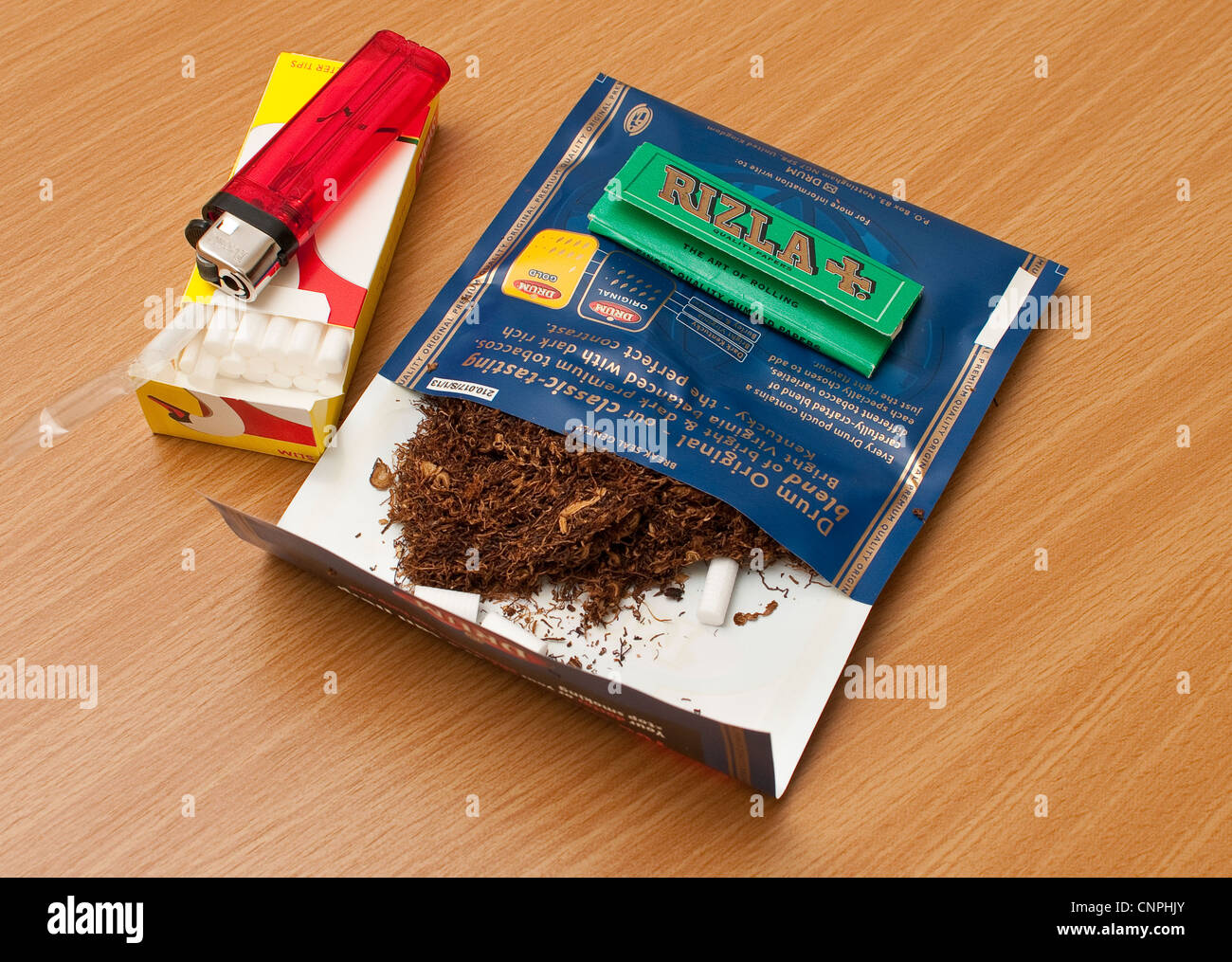 El tabaco de liar filtros Rizla Verde y ligero Fotografía de stock - Alamy