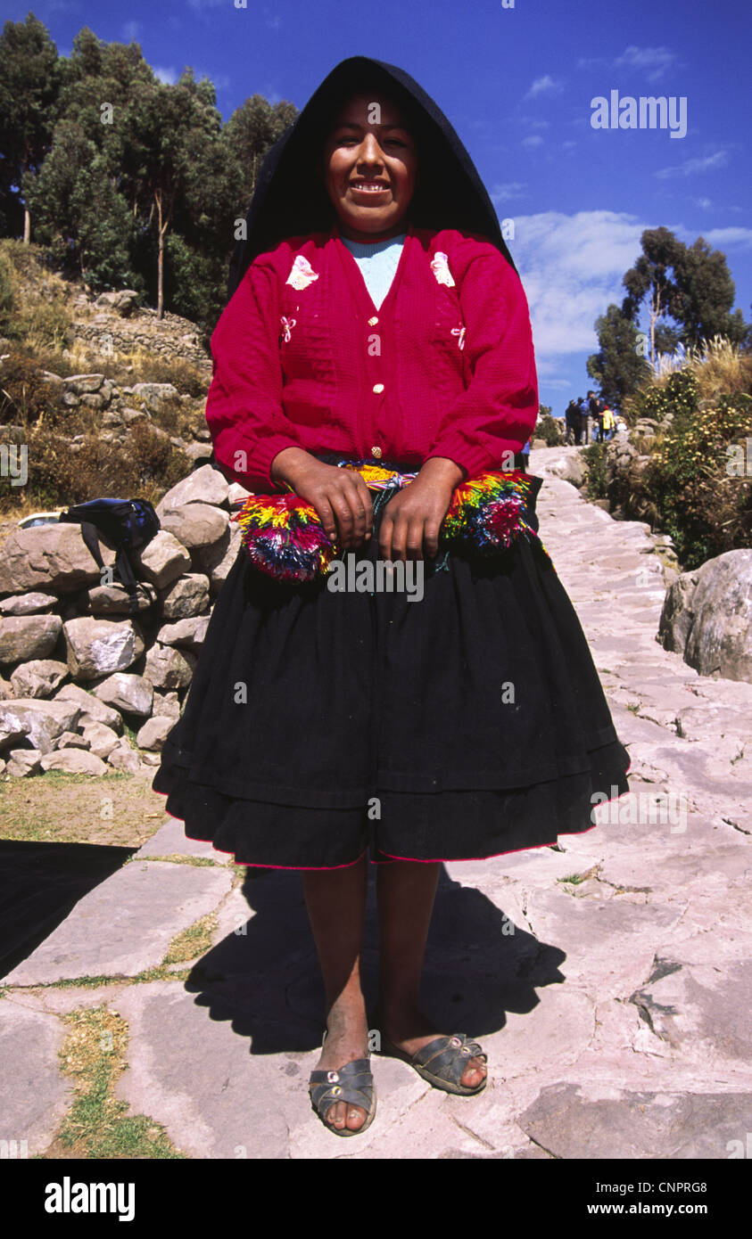Mujer con la vestimenta tradicional. La Isla Taquile, Lago Titicaca
