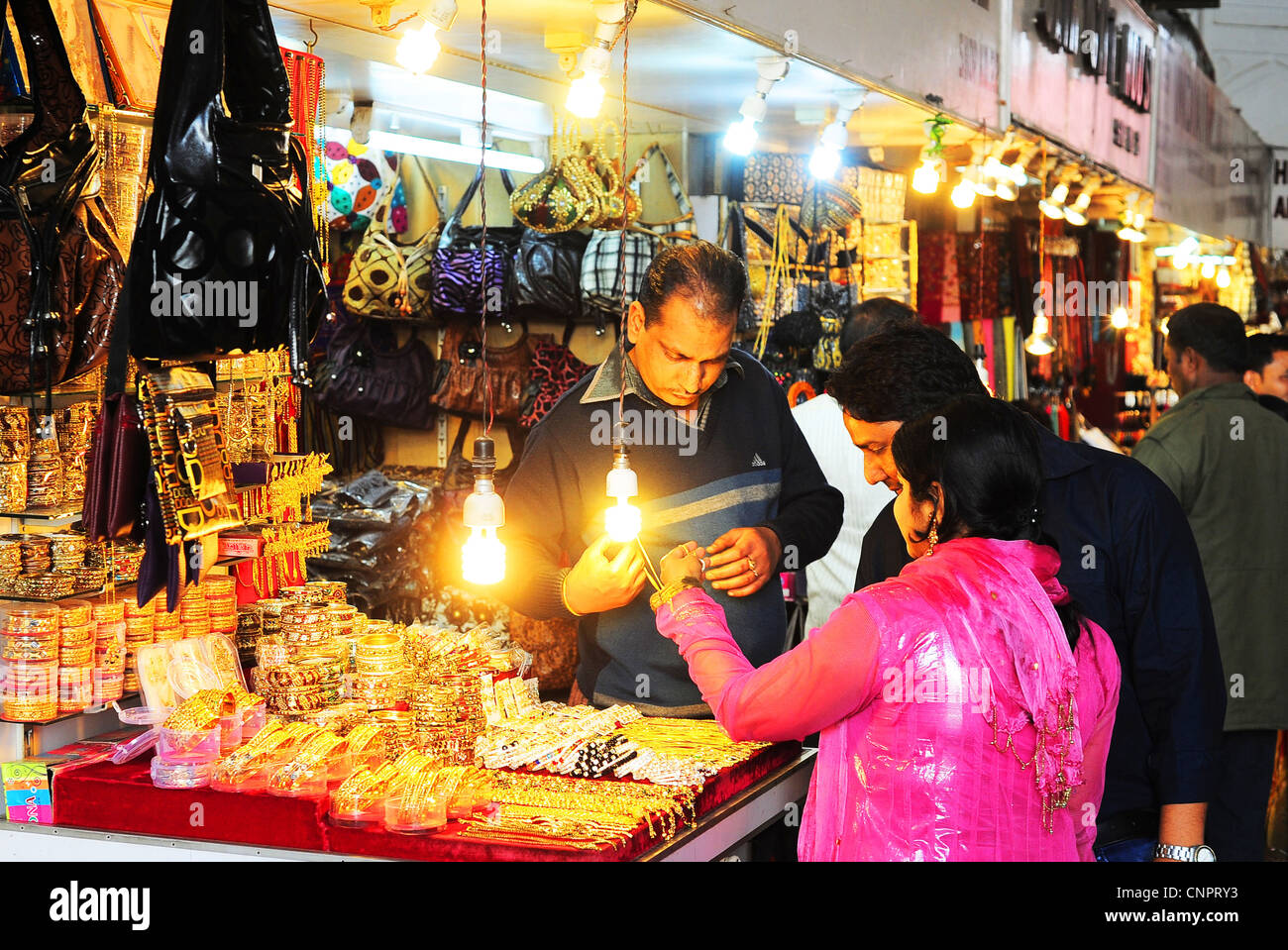 Las personas en un mercado de regalos en la fortaleza roja Foto de stock