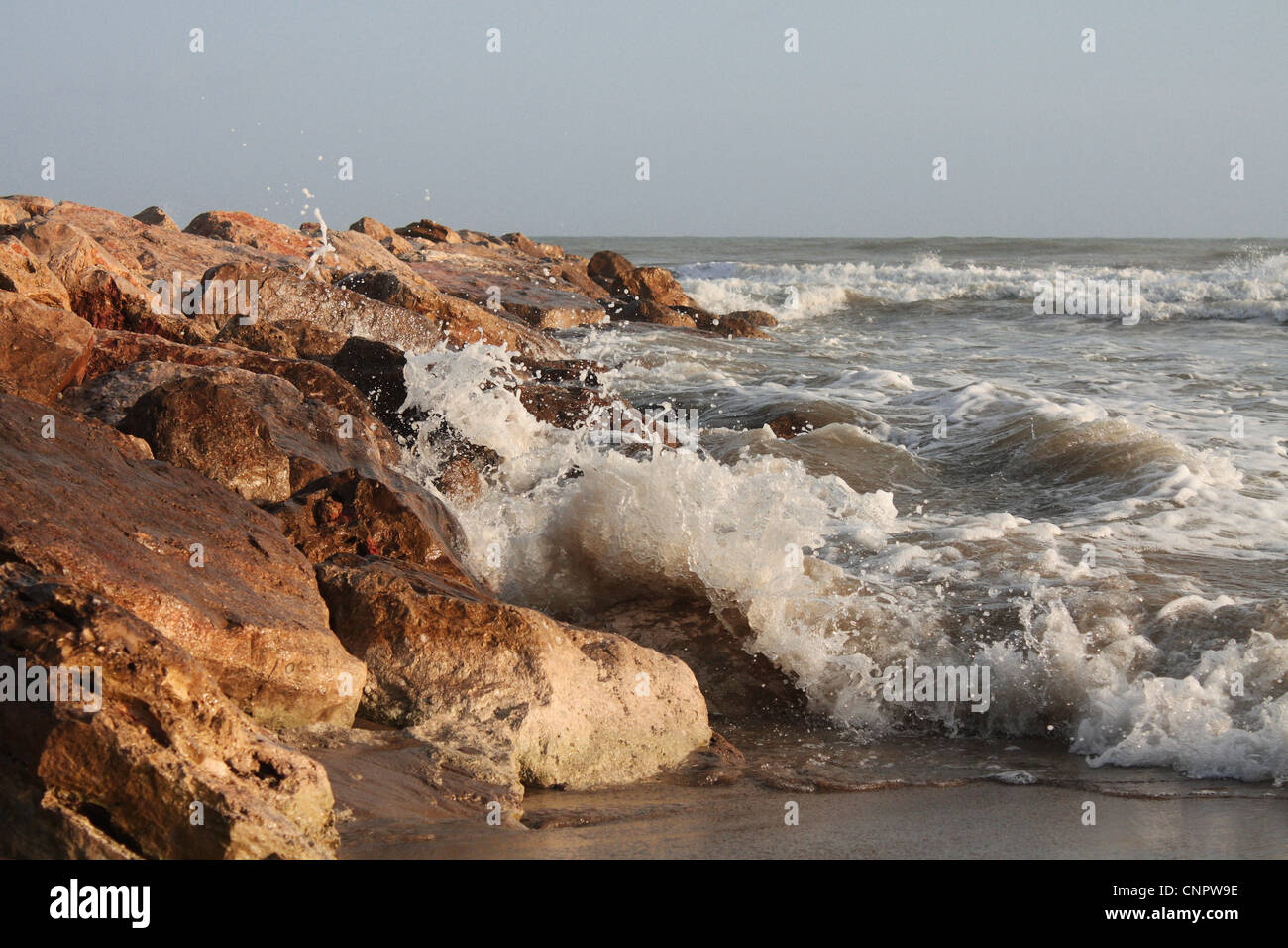 Una foto de una secuencia de una ola que se rompe en el Arrecife (Cliff) en la hora dorada. Foto de stock