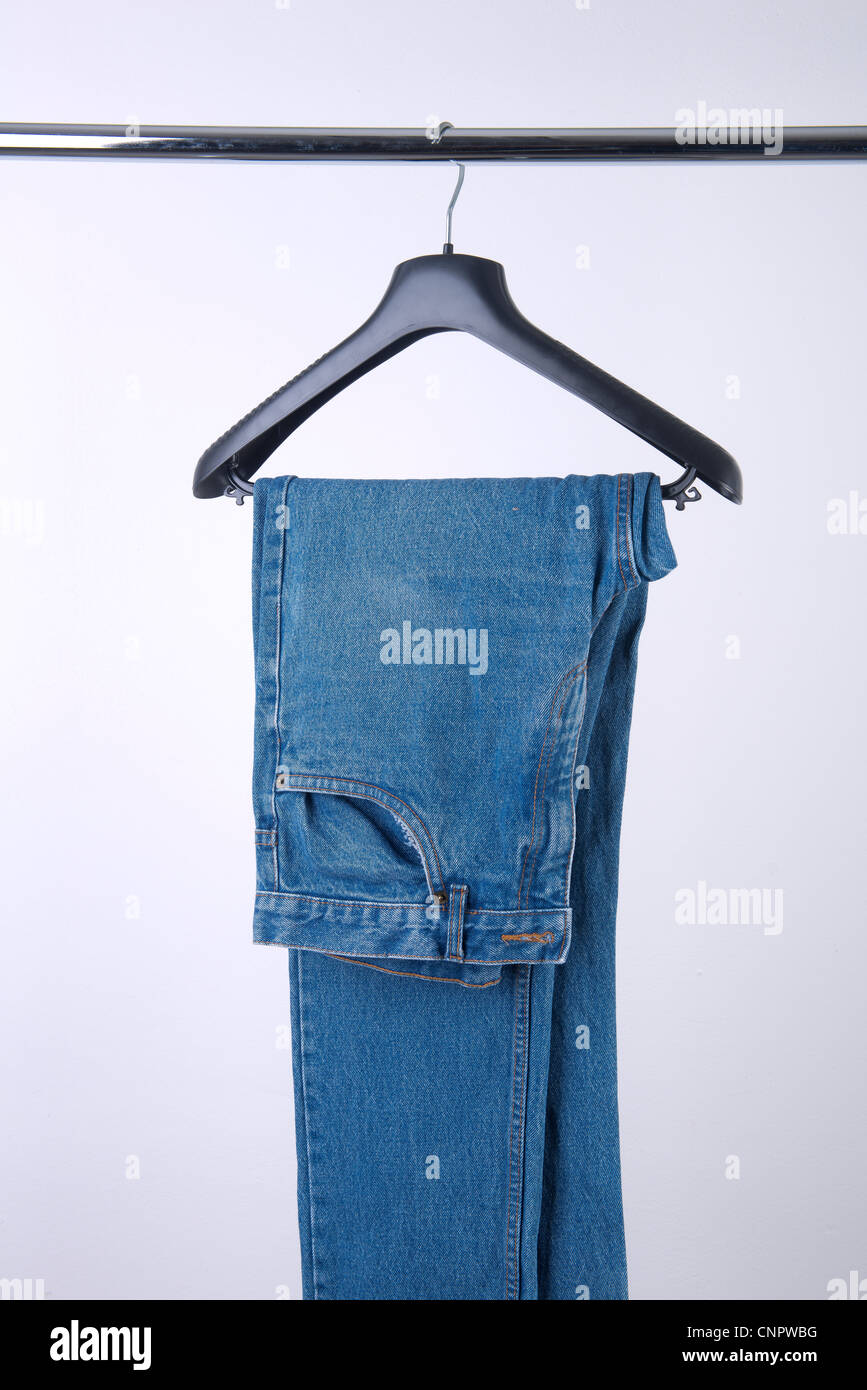 Jeans en la percha Foto de stock