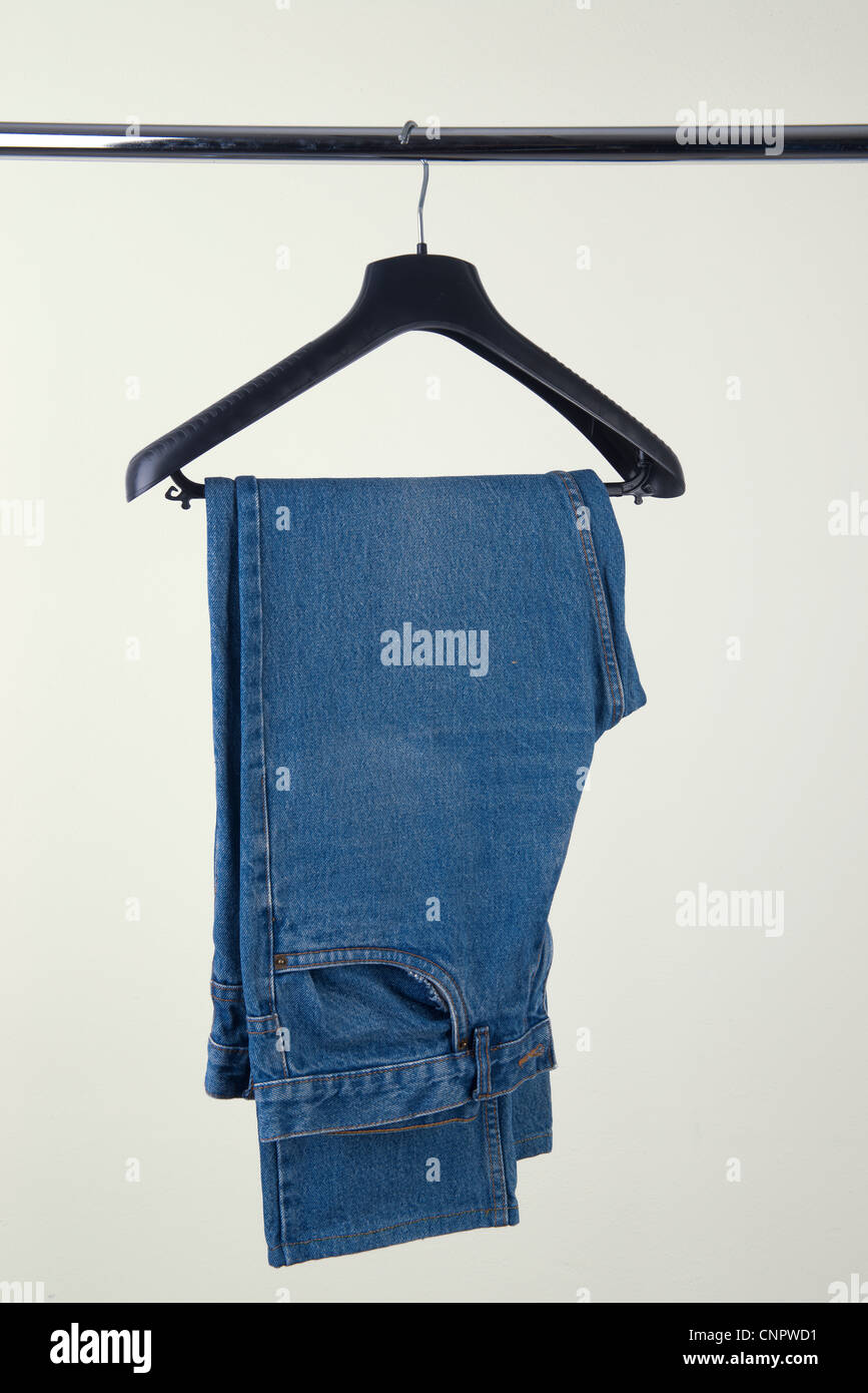 Jeans en la percha Foto de stock
