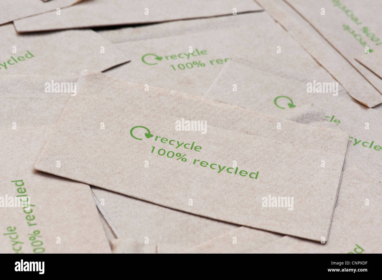 Reciclar papel reciclado 100% / mensaje impreso sobre servilletas de papel  Fotografía de stock - Alamy