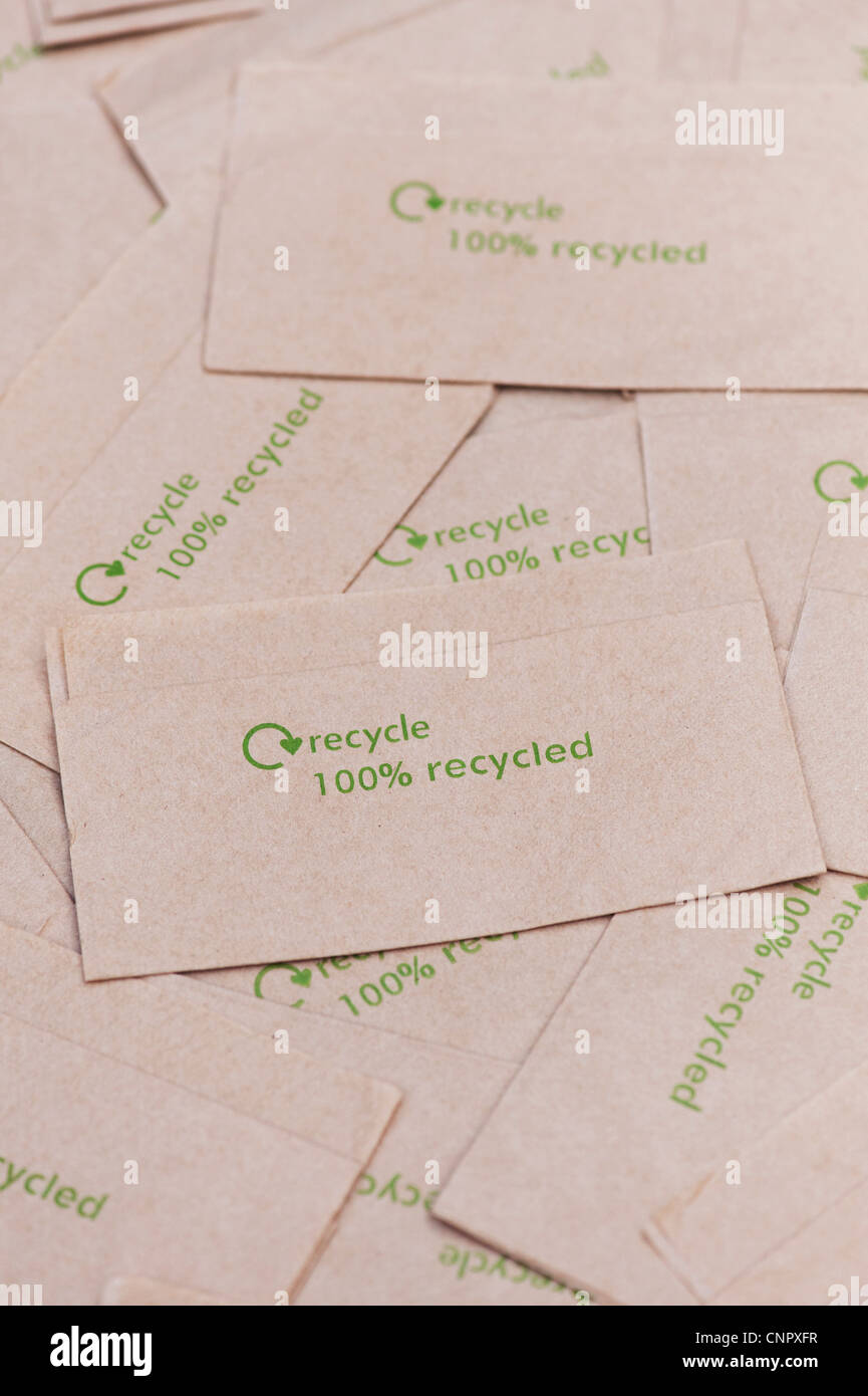 Reciclar papel reciclado 100% / mensaje impreso sobre servilletas de papel  Fotografía de stock - Alamy