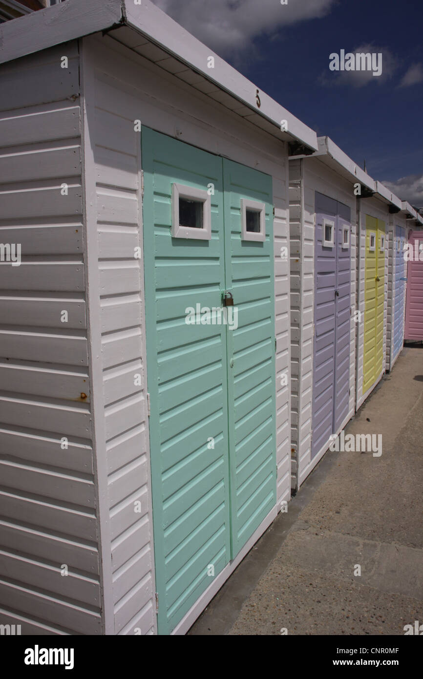Cabañas de playa multicolor en Marine Parade, Lyme Regis, Dorset, Reino Unido. Foto de stock