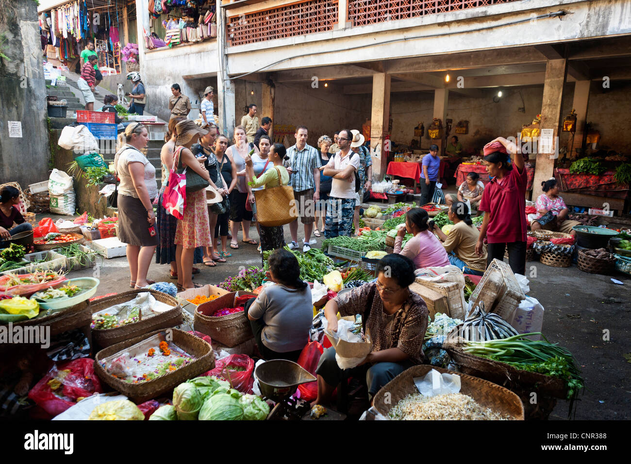 El ocupado, el colorido mercado de Ubud, Bali vende casi todo lo que se pueda desear. Alimentos, ropa, piezas de arte, y baratijas. Foto de stock