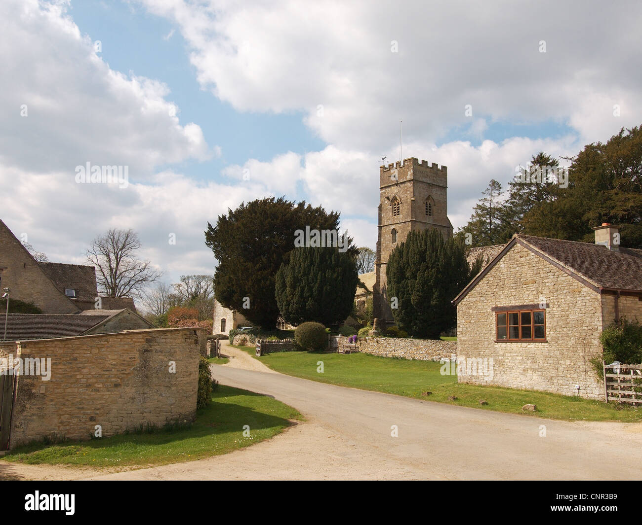 Aldea Hampnet Gloucestershire mostrando la iglesia de St George Foto de stock