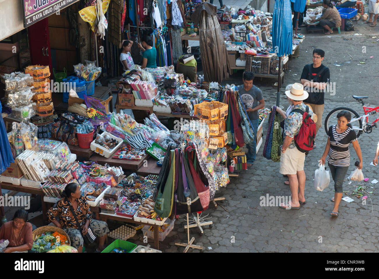 El ocupado, el colorido mercado de Ubud, Bali vende casi todo lo que se pueda desear. Alimentos, ropa, piezas de arte, y baratijas. Foto de stock