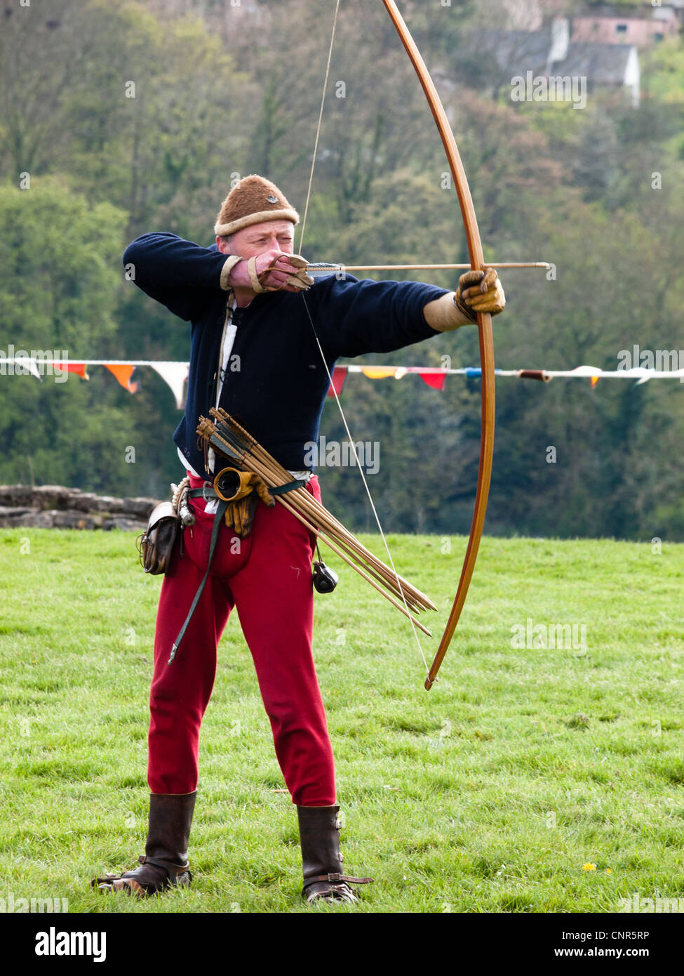 En una recreación medieval, un arquero demuestra el arco inglés Fotografía  de stock - Alamy