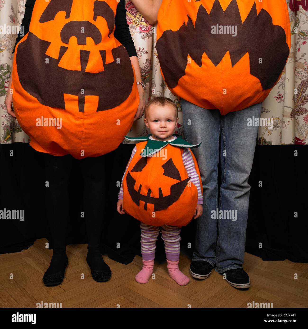 Familia vestida como calabazas para Halloween Fotografía de stock - Alamy