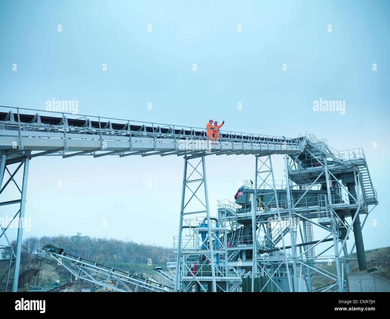 Trabajador transportador cribado de escalada Foto de stock