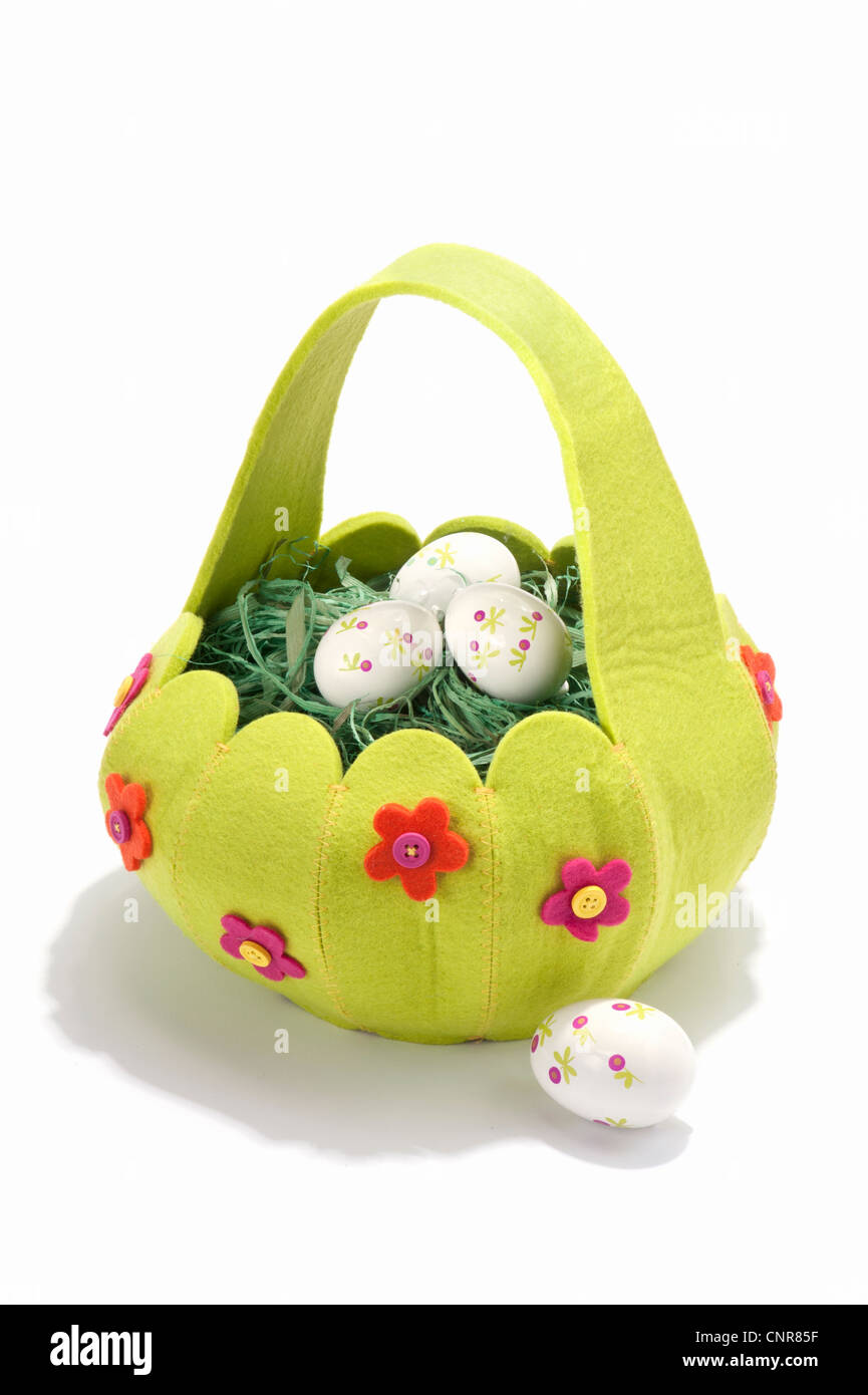 Una canasta llena de huevos decorados Foto de stock