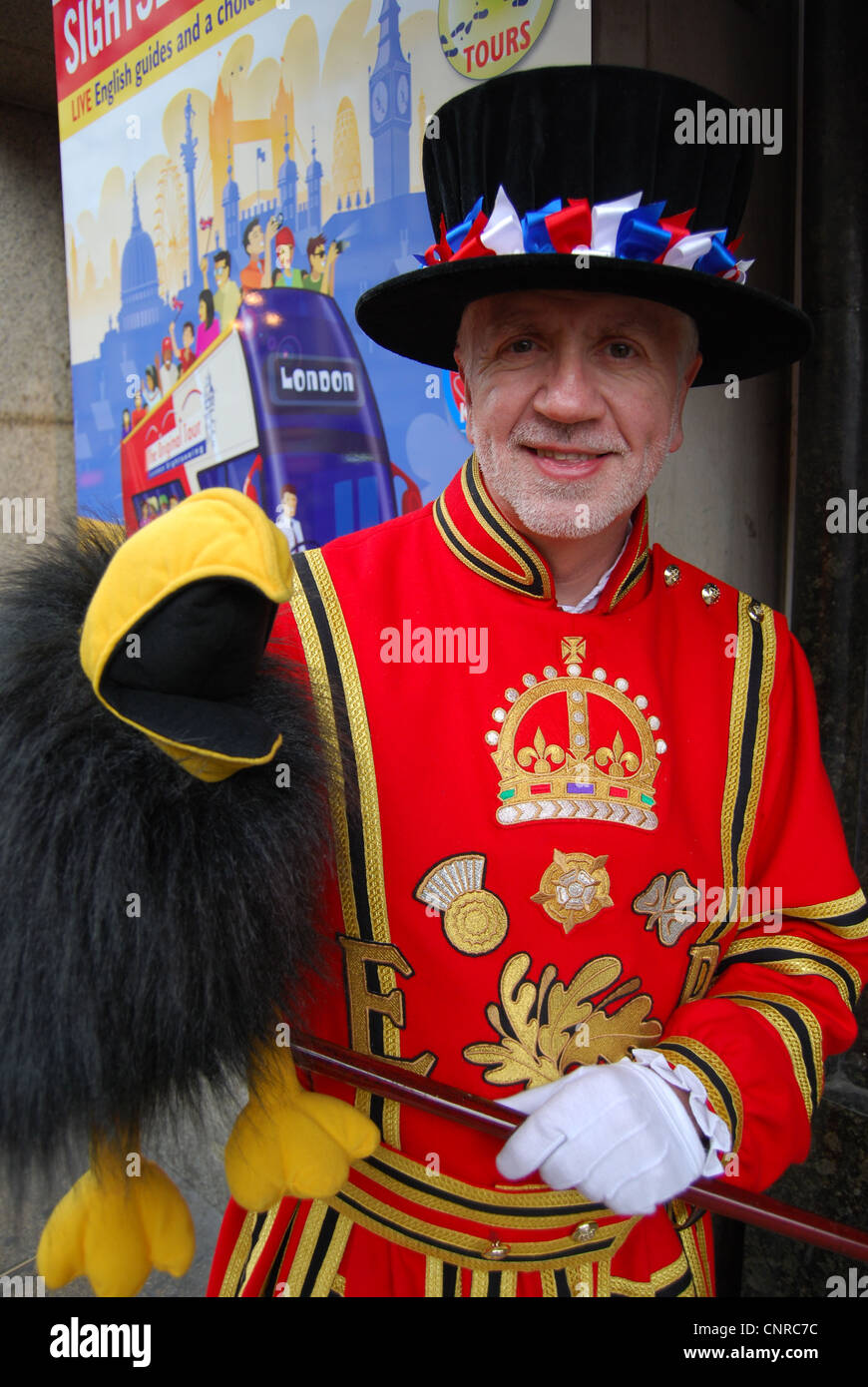 Londres, Beefeater disfraz de la Guardia Real en la Torre de Londres  Fotografía de stock - Alamy