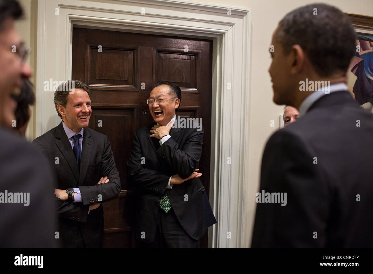 El presidente estadounidense, Barack Obama, conversa con el Secretario del Tesoro, Timothy Geithner, el Dr. Jim Yong Kim, y asesores superiores en el exterior de la Oficina Oval antes de anunciar el Dr. Kim como su candidato para encabezar el Banco Mundial el 23 de marzo de 2012 en Washington, DC. Foto de stock