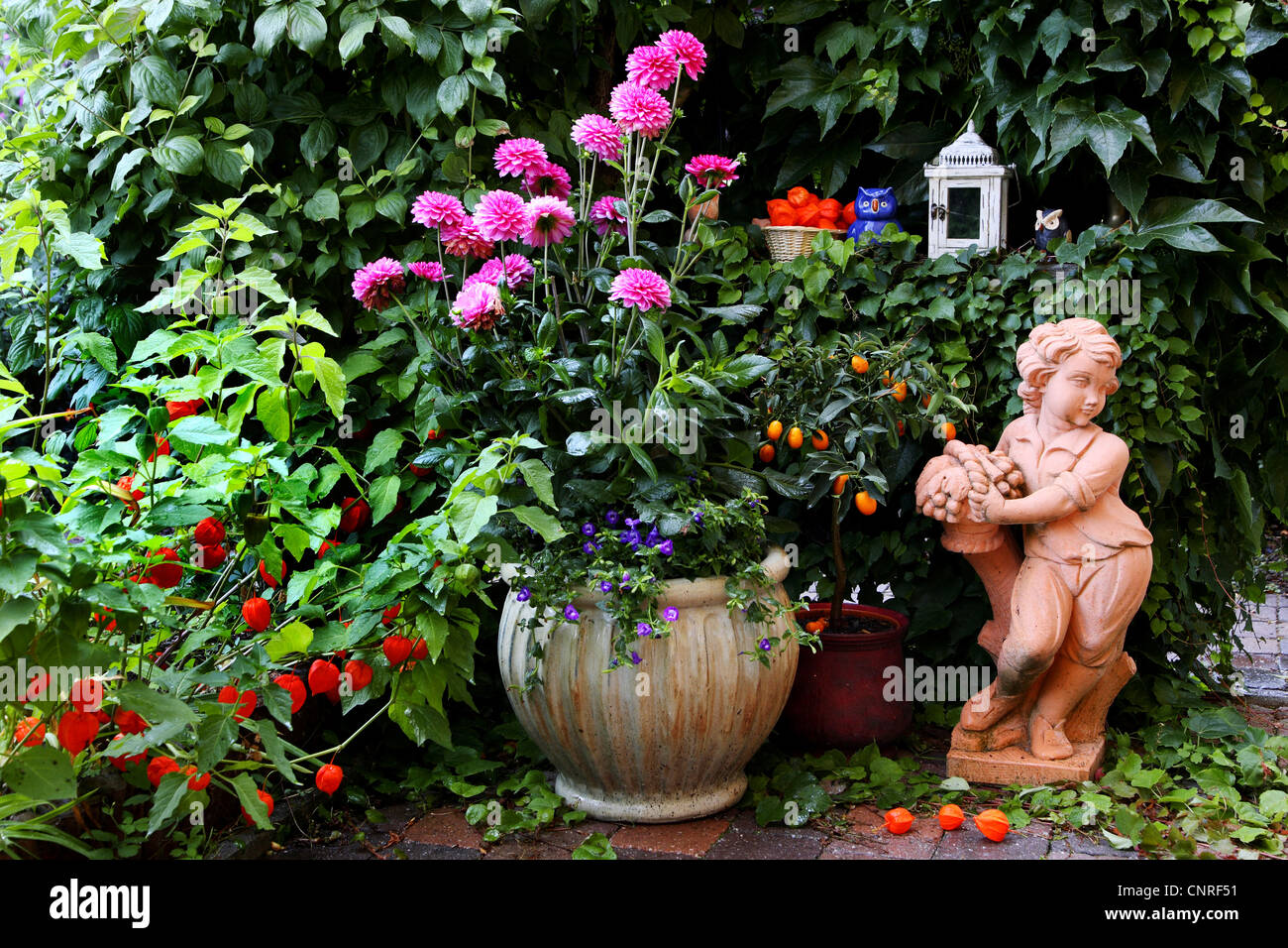 Jardín con adornos de jardín en verano Foto de stock