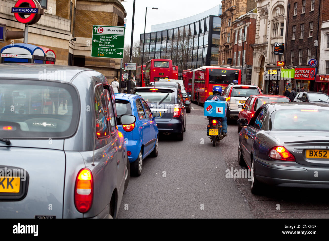 Una cola de coches atrapados en un atasco de tráfico pesado, Islington High St, London, Greater London, England, Reino Unido. Foto de stock