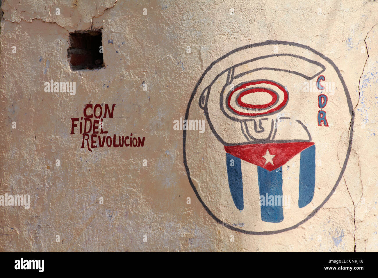 La escritura y la pintura en la pared CDR con Fidel Revolucion en Trinidad, Cuba, Las Antillas, el Caribe, América Central en marzo Foto de stock