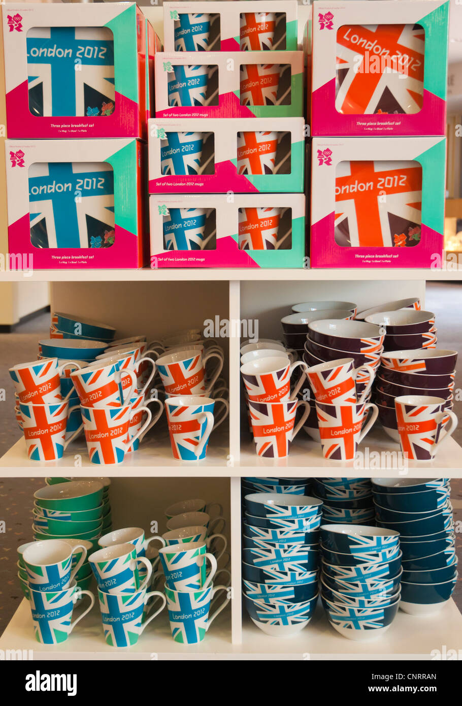 Juegos Olímpicos de Londres 2012 tazas souvenirs expuestos para la venta en el Centro de Visitantes de Wedgwood, Staffordshire Foto de stock