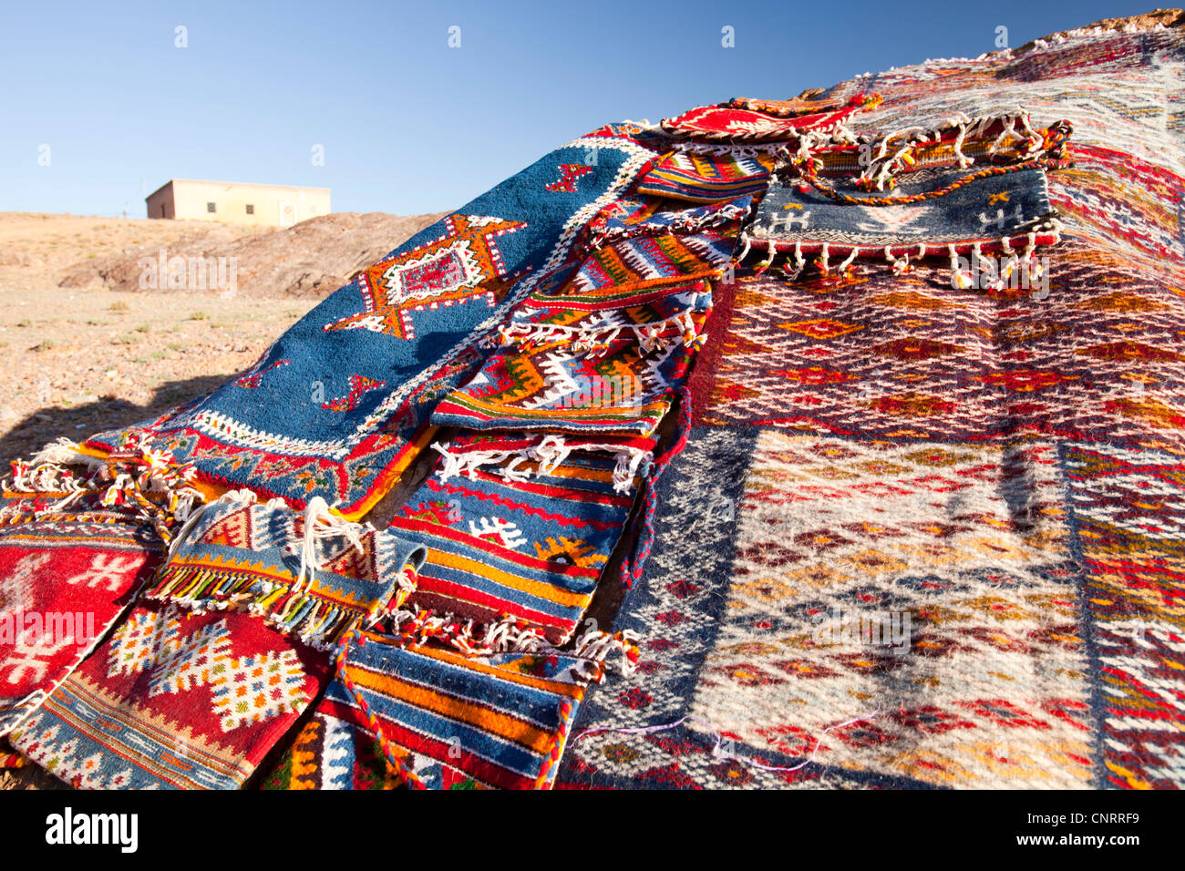 Tejido marroquí bereber tapetes y bolsas en el Anti Atlas de Marruecos, el  Norte de África Fotografía de stock - Alamy