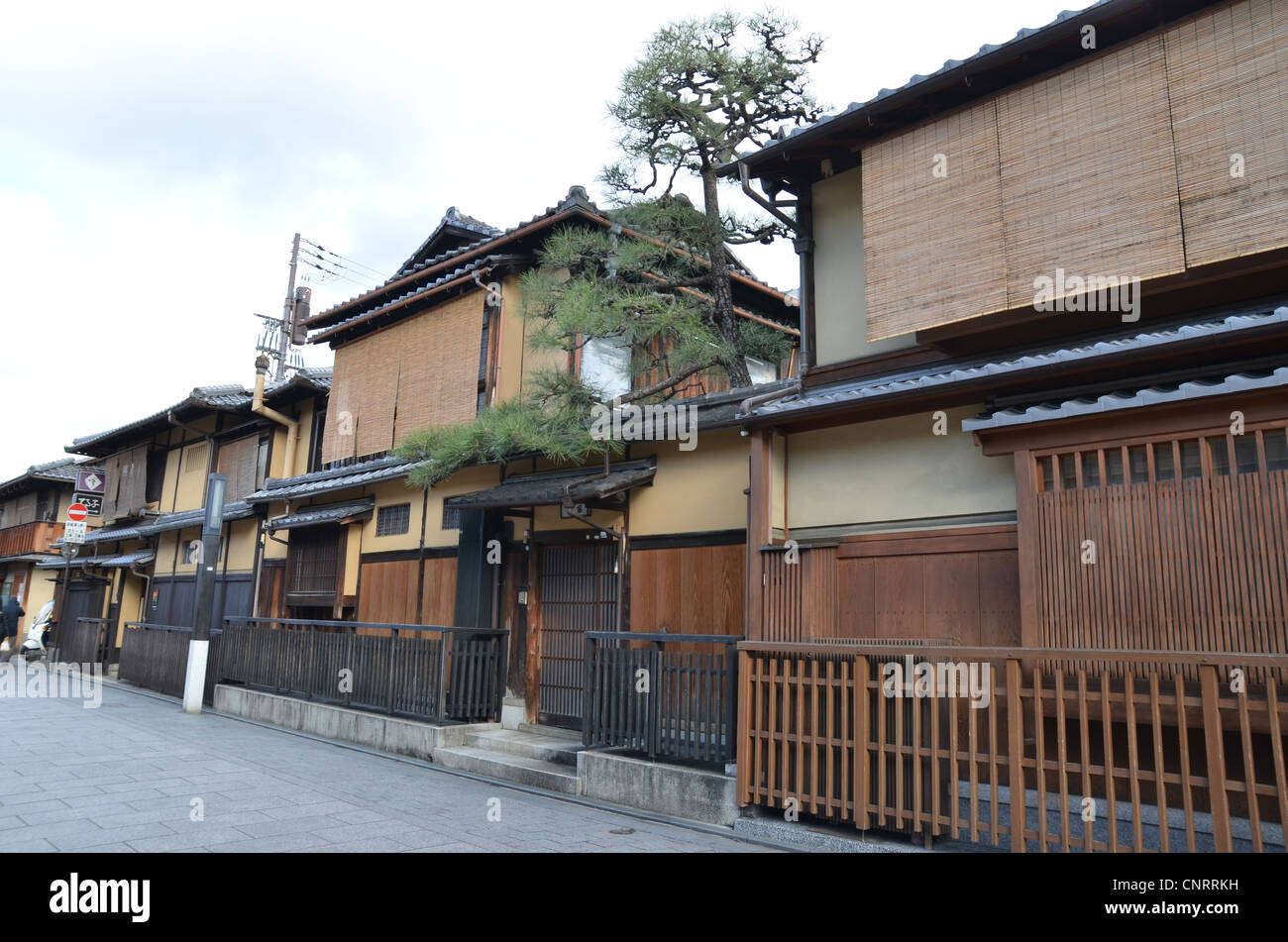 Vista de la calle en el distrito de geisha, Gion en Kyoto, Japón Foto de stock