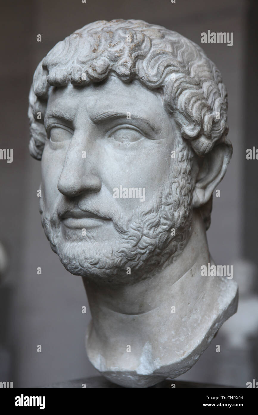 Jefe del emperador romano Adriano (reinado 117-138 AD) en exhibición en el Museo Glyptothek de Munich, Baviera, Alemania. Foto de stock