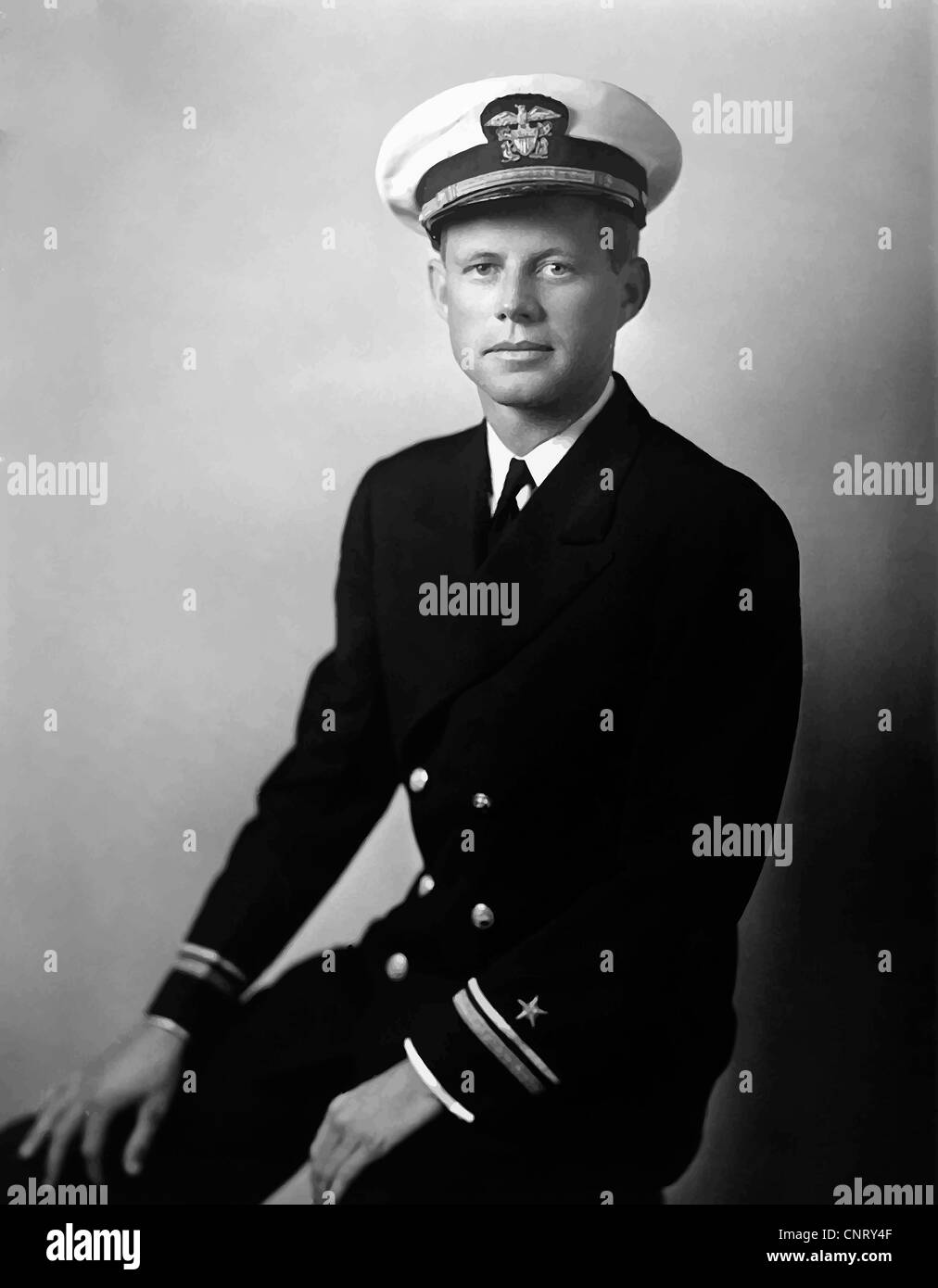 Vector restaurada digitalmente retrato de John F. Kennedy vestido en su uniforme de la marina. Circa 1942. Foto de stock