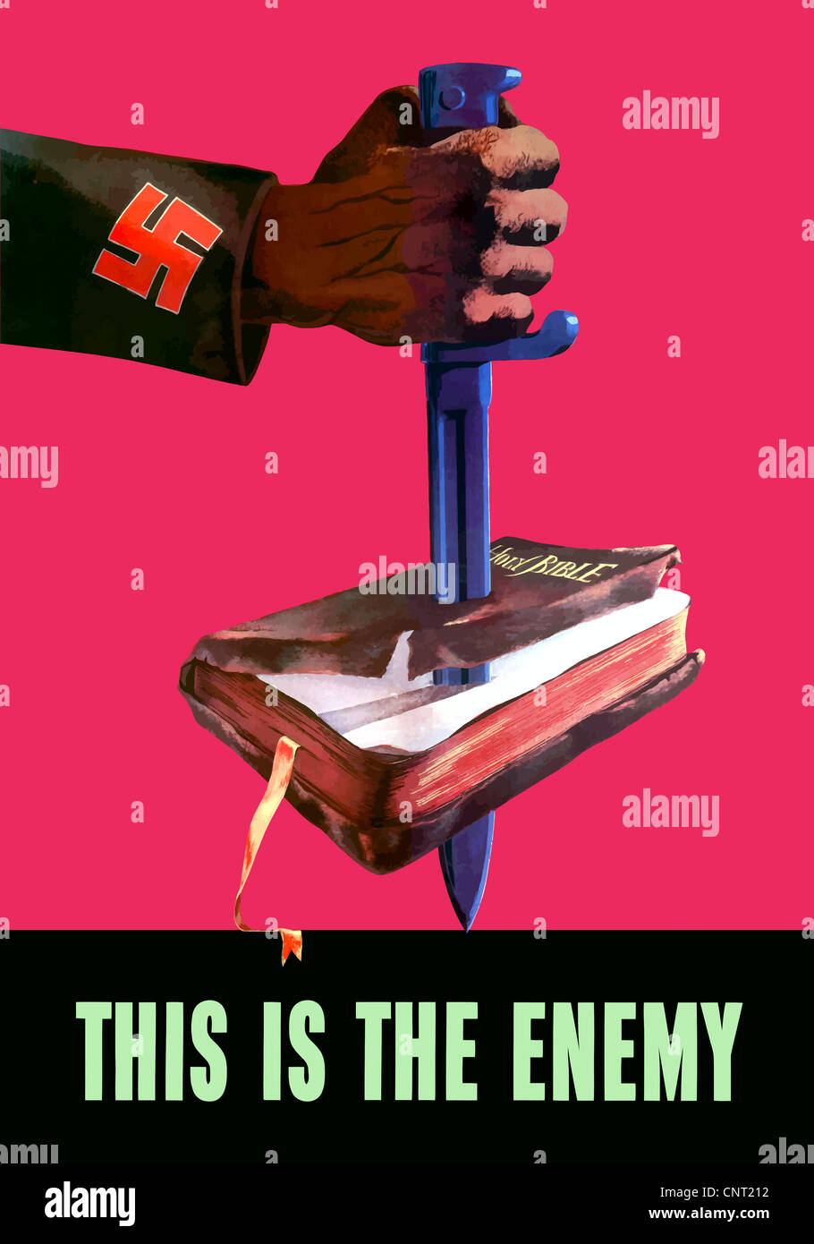 Este clásico de la II Guerra Mundial cartel presenta el brazo de un nazi hundiendo una daga a través de la Santa Biblia. Foto de stock