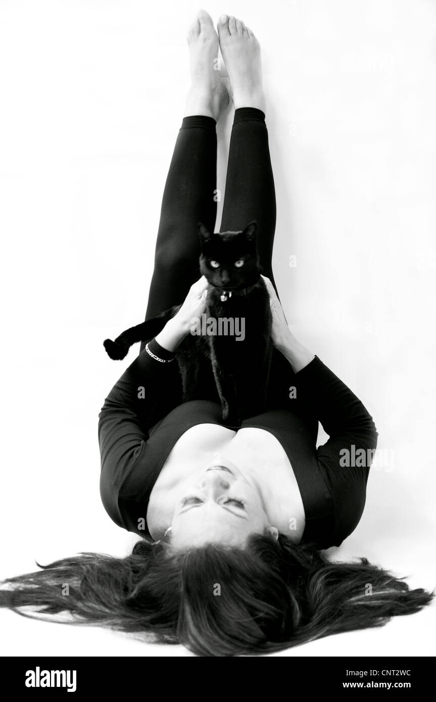 Mujer, gato, blanco y negro, arte, artística, bailarina, plantean, romper  Fotografía de stock - Alamy