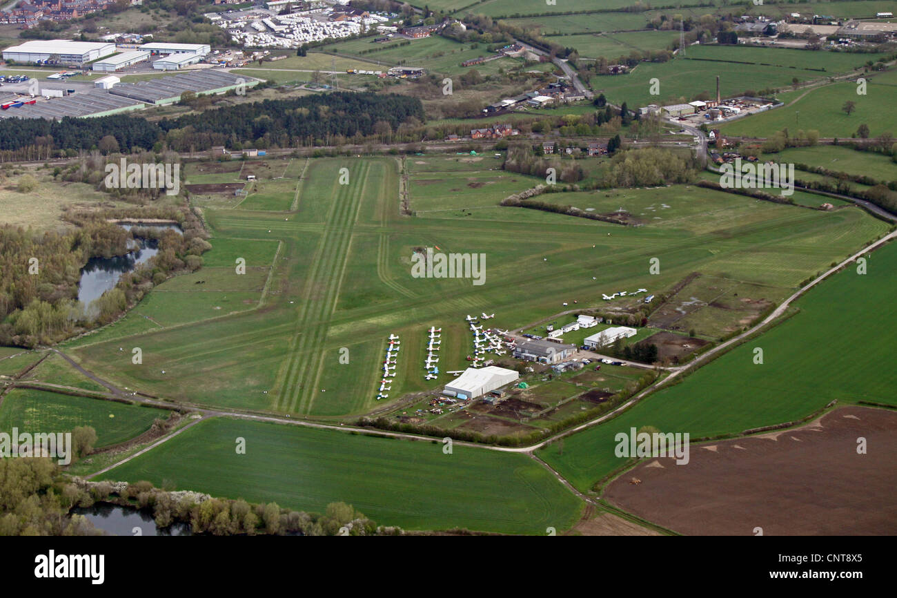 Vista aérea de la pista de aterrizaje de hierba aeródromo Derby Foto de stock