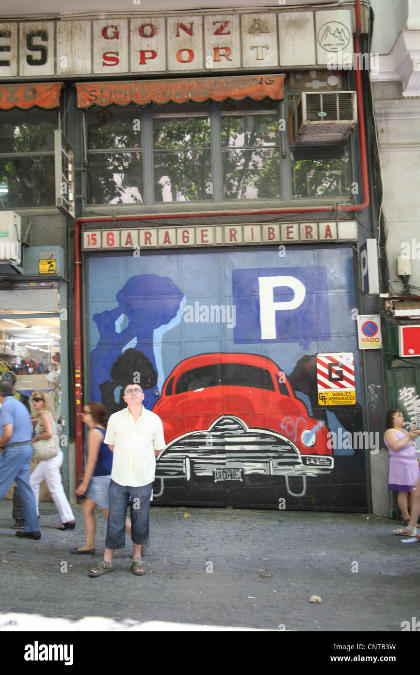 Pintado a mano de puerta de garaje aparcamiento en Madrid España Foto de stock