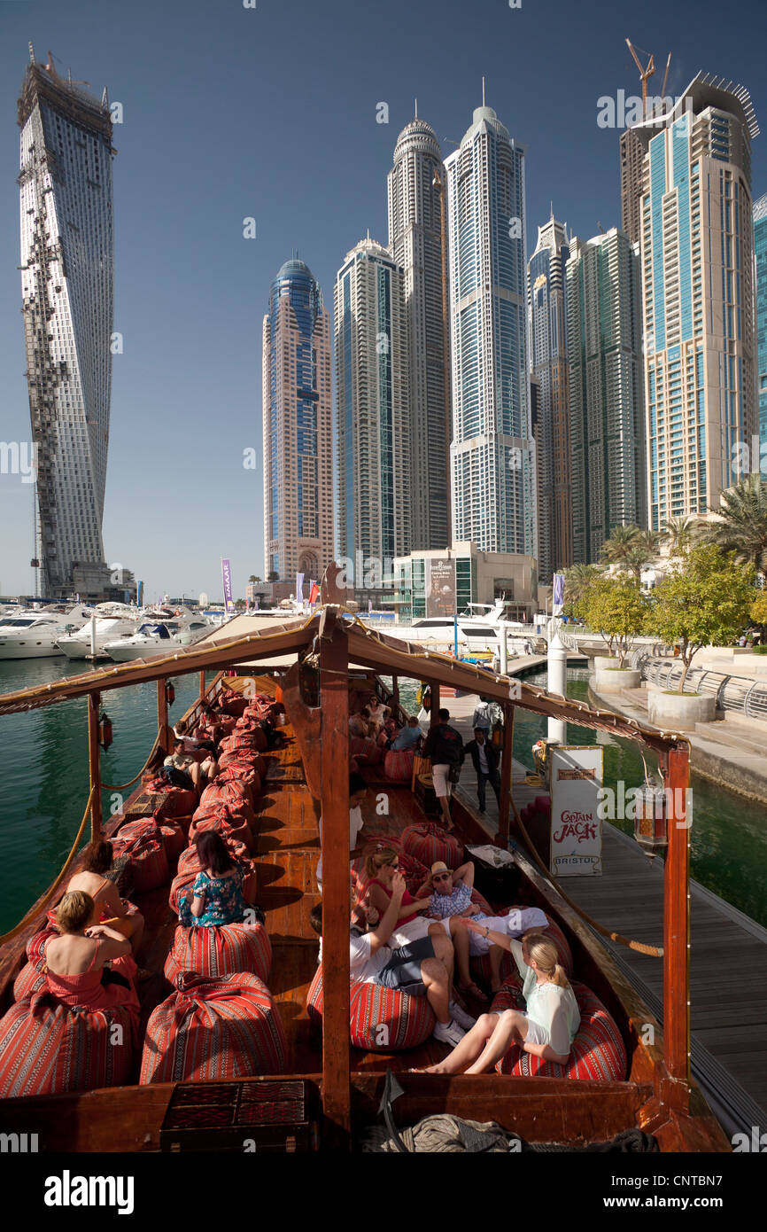 Los rascacielos de la zona marina 'Dubai' visto desde un tradicional dhow (Dubai - Emiratos Árabes Unidos). Foto de stock