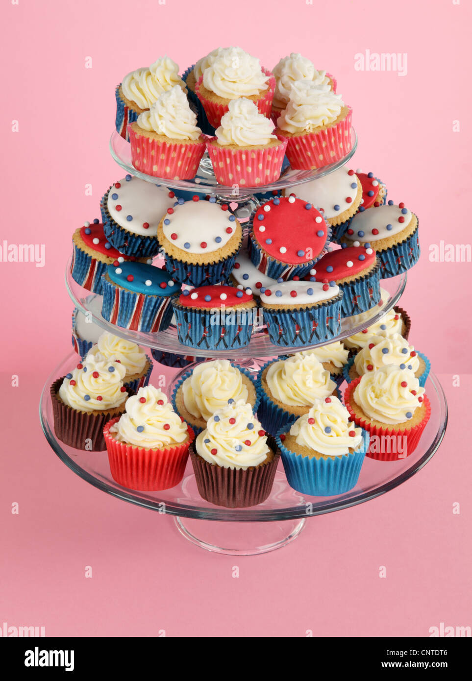 Rojo, blanco y azul pastel pastelitos de stand Foto de stock