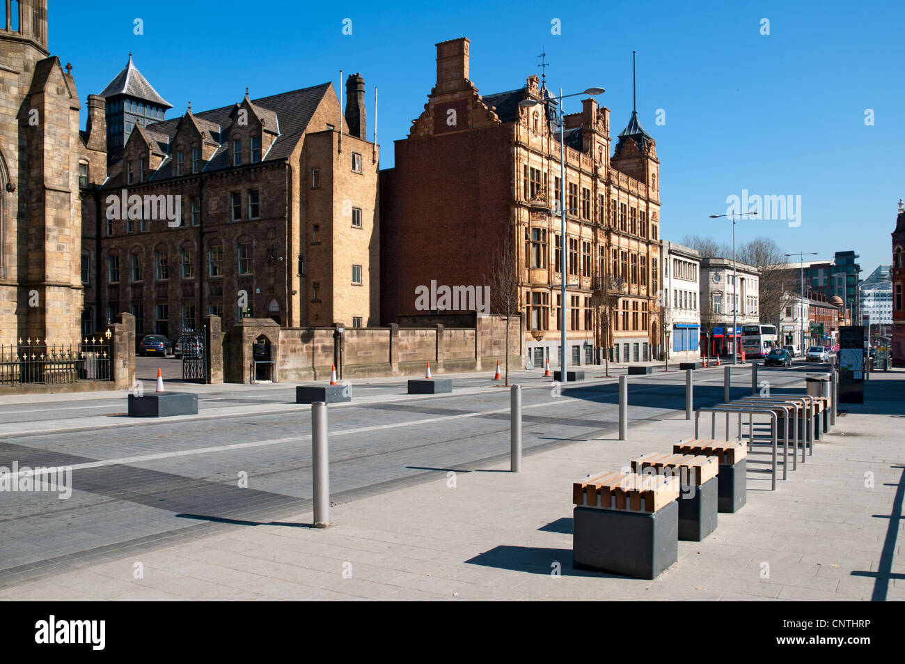 Nuevo mobiliario urbano y Esfera Pública ajardinar en Chapel Street, Salford, Manchester, Inglaterra, Reino Unido. Foto de stock