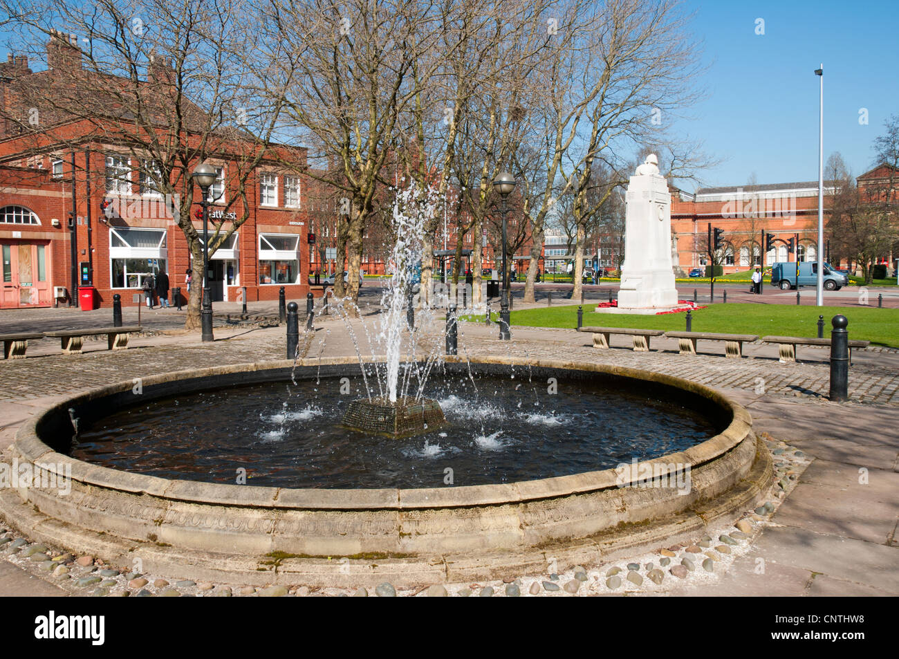 Fuente y war memorial en el Albion, Chapel Street, Salford, Manchester, Inglaterra, Reino Unido. Foto de stock